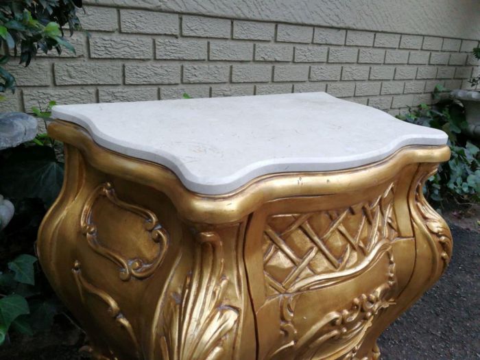 A Pair of French Style Ornately Carved Bombe Giltwood Pedestals/Side Tables with Marble Tops - Image 5