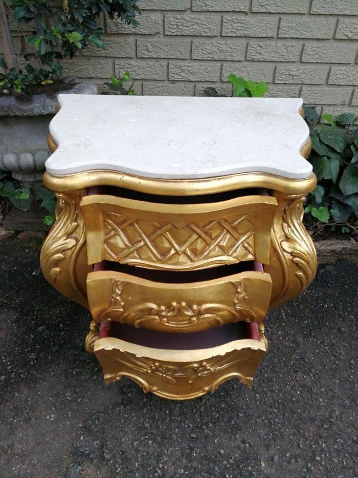 A Pair of French Style Ornately Carved Bombe Giltwood Pedestals/Side Tables with Marble Tops - Image 7