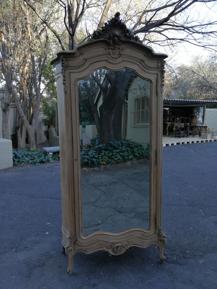 An Early 20th Century French-Style Carved Mahogany And Bevelled Mirrored Armoire in a Contemporary Bleached Finish - Image 3