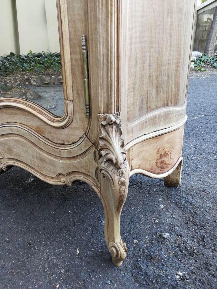An Early 20th Century French-Style Carved Mahogany And Bevelled Mirrored Armoire in a Contemporary Bleached Finish - Image 4