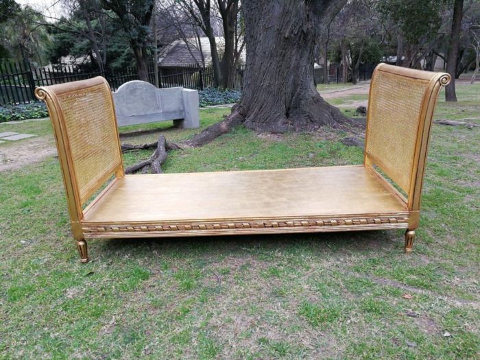 An Early 20th Century Antique French Style Carved Wooden And Hand Gilded Rattan Day Bed - Image 2