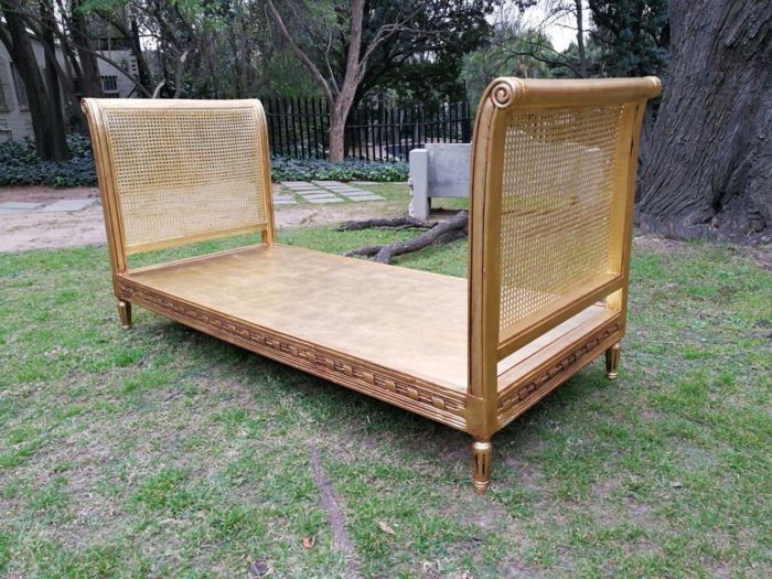 An Early 20th Century Antique French Style Carved Wooden And Hand Gilded Rattan Day Bed - Image 3