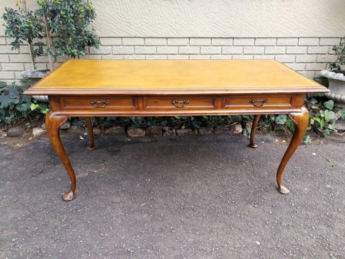 A 20th Century Victorian-Style Blonde Mahogany Desk With Leather And Gilt Tooling And Three Drawers With Brass Handles - Image 3