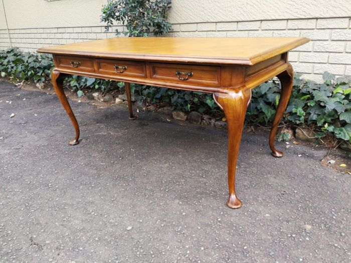 A 20th Century Victorian-Style Blonde Mahogany Desk With Leather And Gilt Tooling And Three Drawers With Brass Handles - Image 4