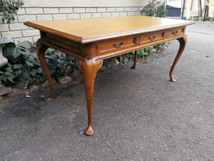A 20th Century Victorian-Style Blonde Mahogany Desk With Leather And Gilt Tooling And Three Drawers With Brass Handles - Image 5