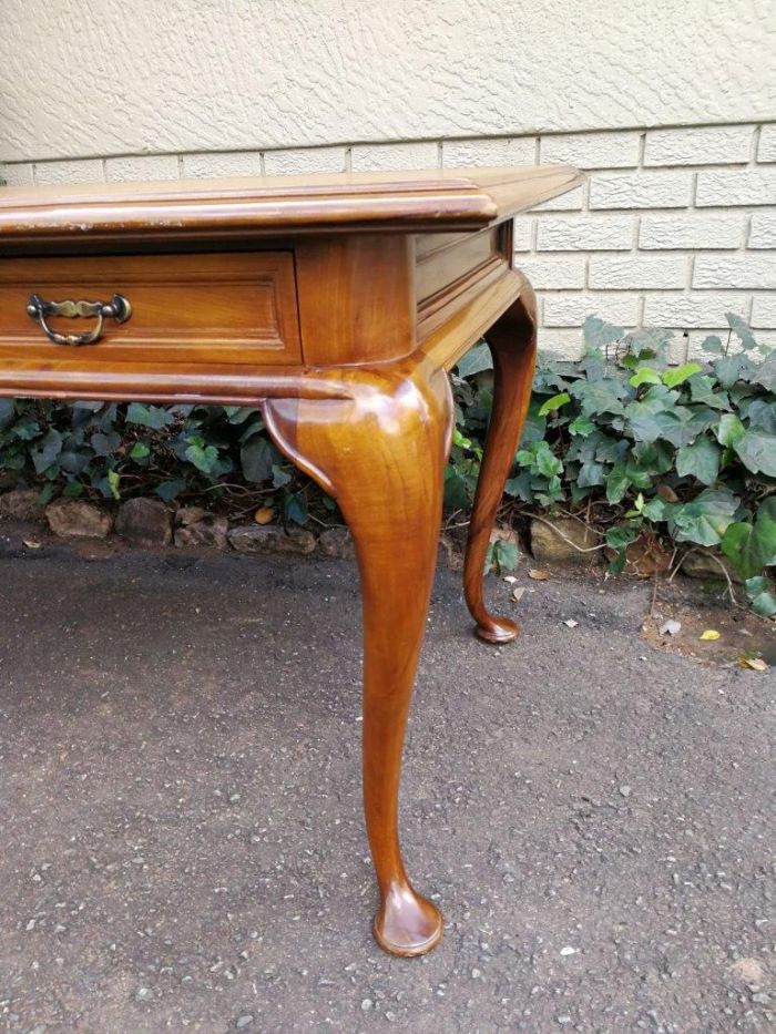 A 20th Century Victorian-Style Blonde Mahogany Desk With Leather And Gilt Tooling And Three Drawers With Brass Handles - Image 6