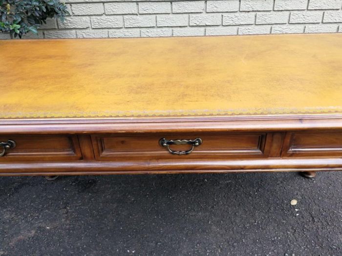 A 20th Century Victorian-Style Blonde Mahogany Desk With Leather And Gilt Tooling And Three Drawers With Brass Handles - Image 7
