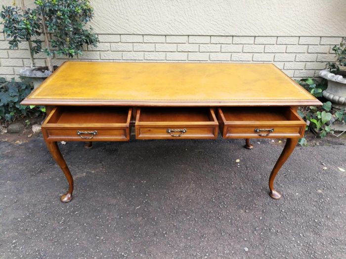 A 20th Century Victorian-Style Blonde Mahogany Desk With Leather And Gilt Tooling And Three Drawers With Brass Handles - Image 8