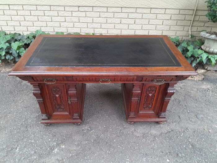 An Antique 19th Century Oak Carved and Ebonised Desk with Three Drawers and Two Pedestals with Tooled Leather Top Desk with Drawers - Image 4