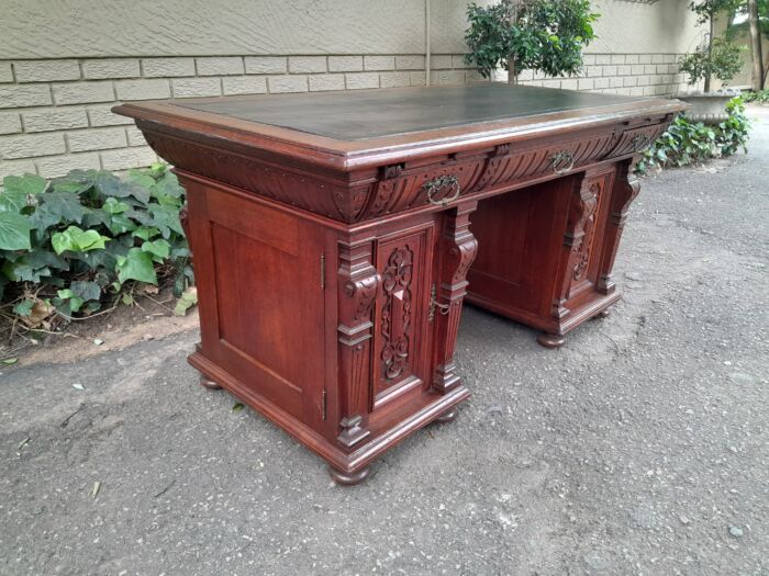 An Antique 19th Century Oak Carved and Ebonised Desk with Three Drawers and Two Pedestals with Tooled Leather Top Desk with Drawers - Image 5