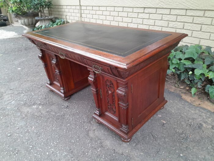 An Antique 19th Century Oak Carved and Ebonised Desk with Three Drawers and Two Pedestals with Tooled Leather Top Desk with Drawers - Image 6