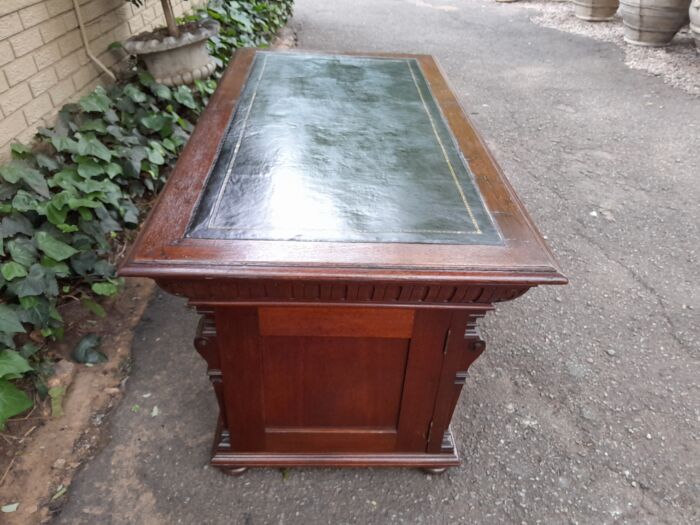 An Antique 19th Century Oak Carved and Ebonised Desk with Three Drawers and Two Pedestals with Tooled Leather Top Desk with Drawers - Image 7