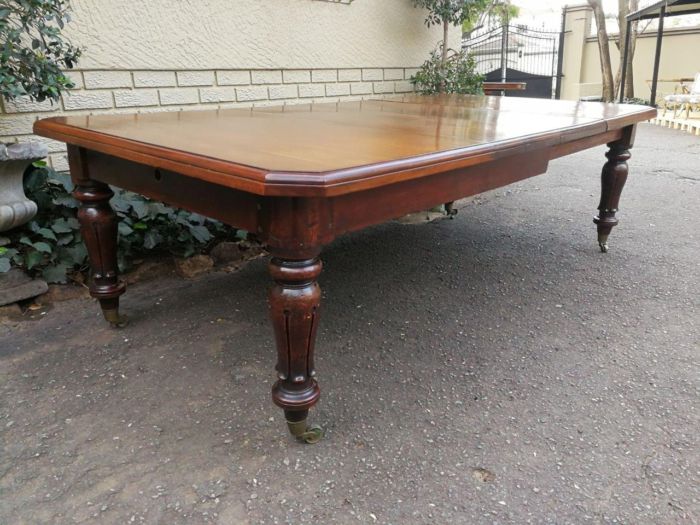 A 19th Century Late Victorian Mahogany Extending Dining Table on Brass Castors with Crank Handle - Image 4