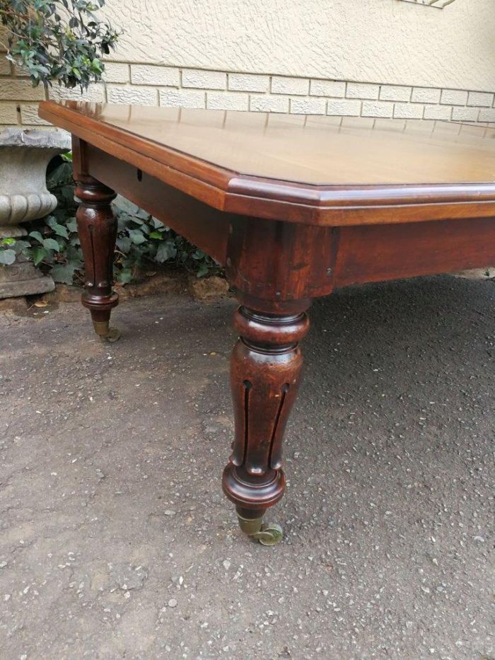 A 19th Century Late Victorian Mahogany Extending Dining Table on Brass Castors with Crank Handle - Image 5