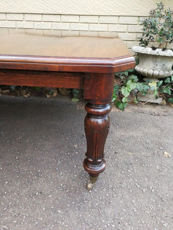 A 19th Century Late Victorian Mahogany Extending Dining Table on Brass Castors with Crank Handle - Image 6