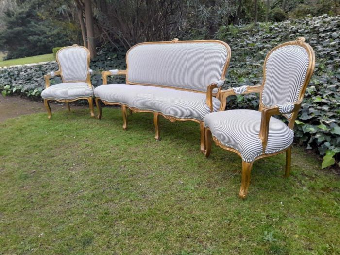 A 20TH Century French-style Carved and Giltwood Settee and a Pair of Armchairs upholsterd in a Cotton / Linen Fabric - Image 2