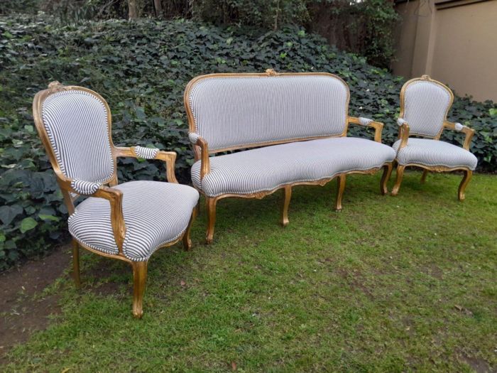 A 20TH Century French-style Carved and Giltwood Settee and a Pair of Armchairs upholsterd in a Cotton / Linen Fabric - Image 3