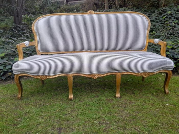 A 20TH Century French-style Carved and Giltwood Settee and a Pair of Armchairs upholsterd in a Cotton / Linen Fabric - Image 4