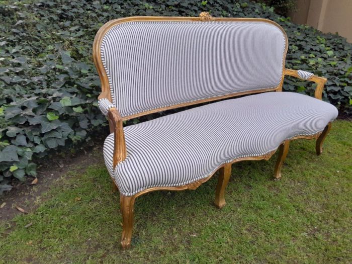 A 20TH Century French-style Carved and Giltwood Settee and a Pair of Armchairs upholsterd in a Cotton / Linen Fabric - Image 5