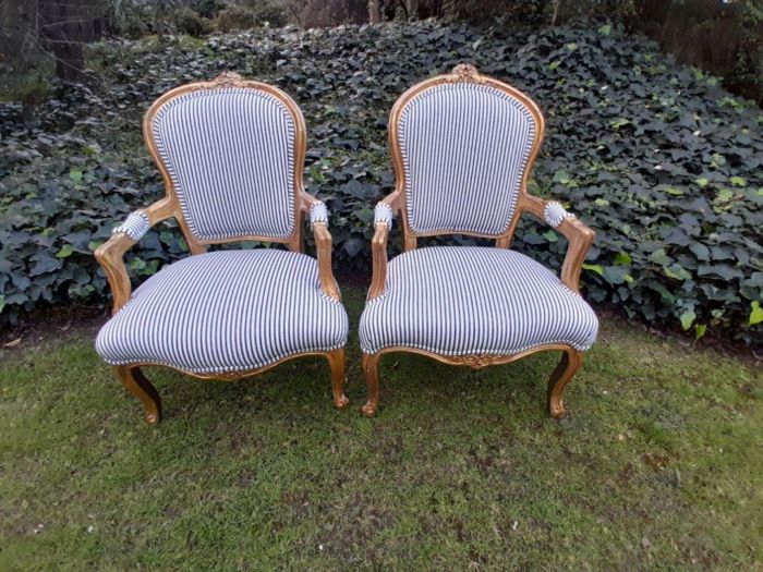 A 20TH Century French-style Carved and Giltwood Settee and a Pair of Armchairs upholsterd in a Cotton / Linen Fabric - Image 6
