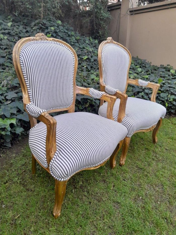 A 20TH Century French-style Carved and Giltwood Settee and a Pair of Armchairs upholsterd in a Cotton / Linen Fabric - Image 7