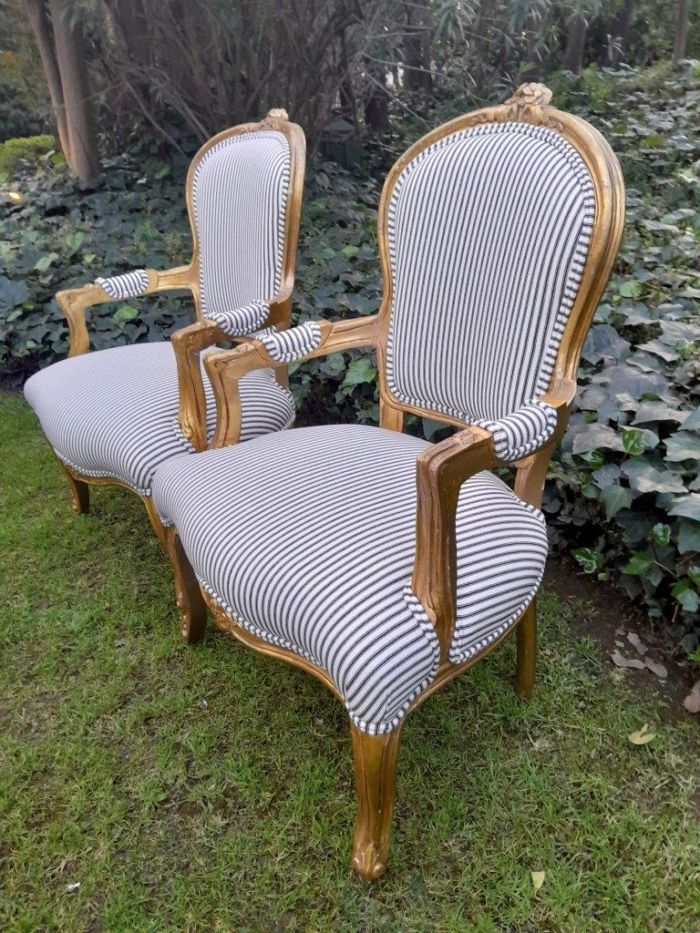 A 20TH Century French-style Carved and Giltwood Settee and a Pair of Armchairs upholsterd in a Cotton / Linen Fabric - Image 8