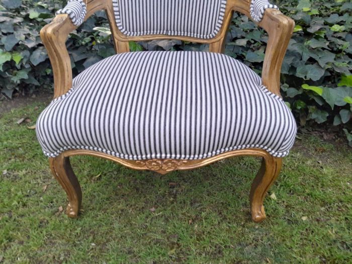 A 20TH Century French-style Carved and Giltwood Settee and a Pair of Armchairs upholsterd in a Cotton / Linen Fabric - Image 9