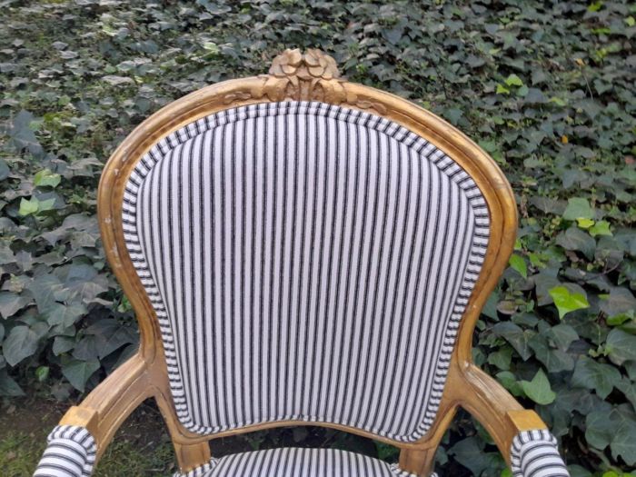 A 20TH Century French-style Carved and Giltwood Settee and a Pair of Armchairs upholsterd in a Cotton / Linen Fabric - Image 10