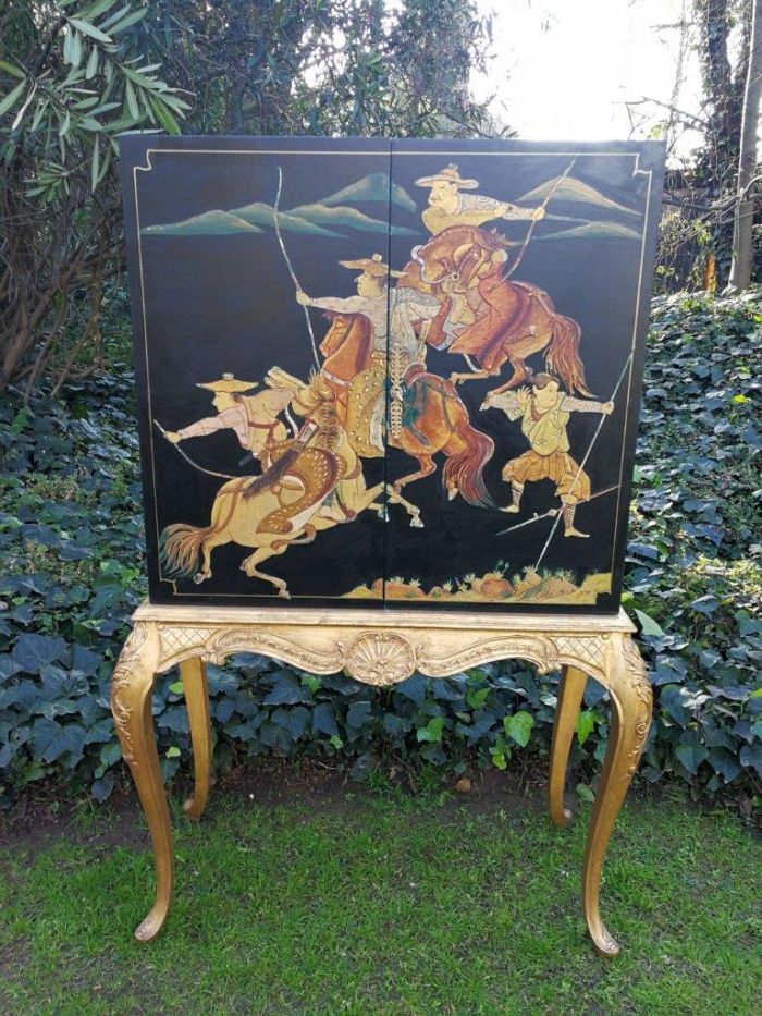 A Mid 20th Century Chinoiserie Wooden Painted Cabinet With Interior Black Painted With Shelf And With Lock And Key - Image 2