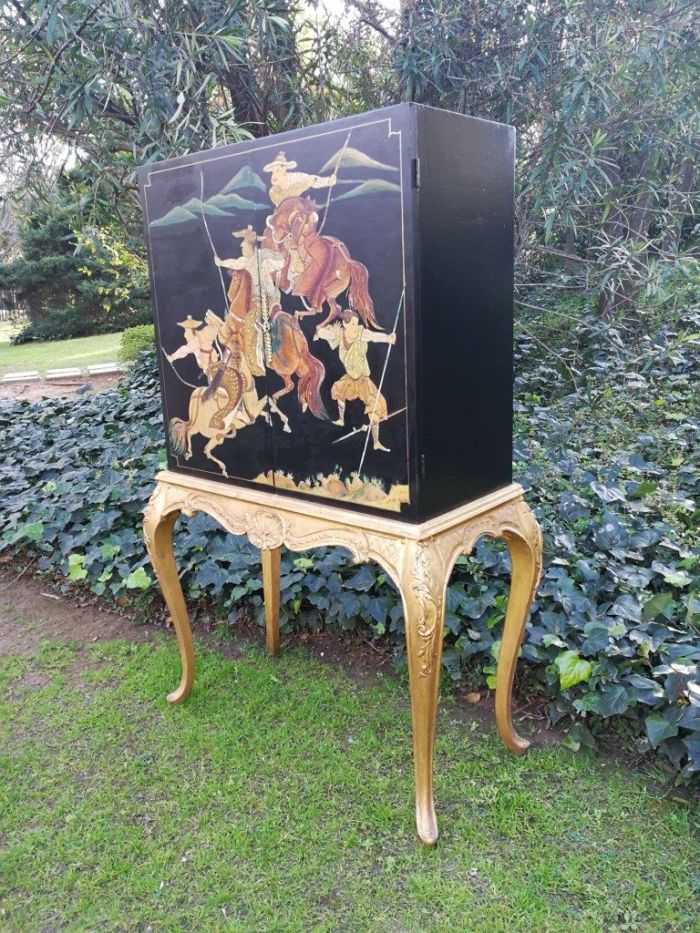 A Mid 20th Century Chinoiserie Wooden Painted Cabinet With Interior Black Painted With Shelf And With Lock And Key - Image 3