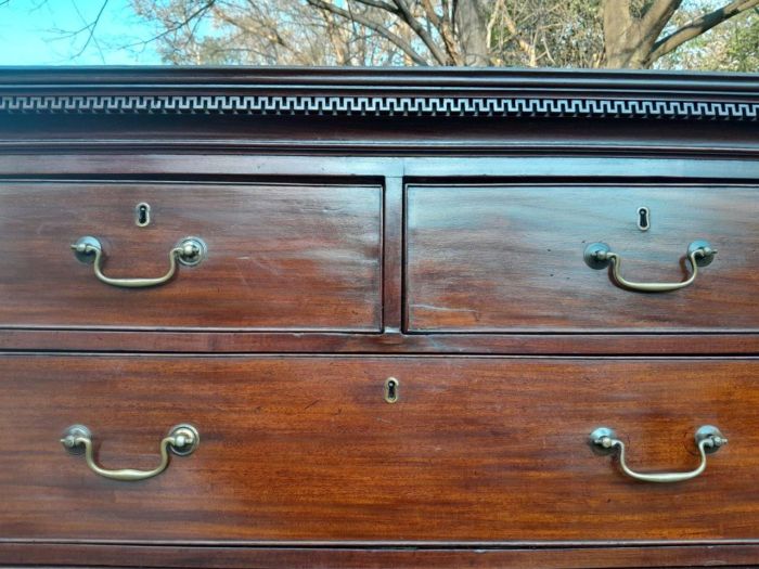 A Circa 1800 Regency English Mahogany Chest-On-Chest With A Pull-Out Writing Surface With Locks And Key - Image 6