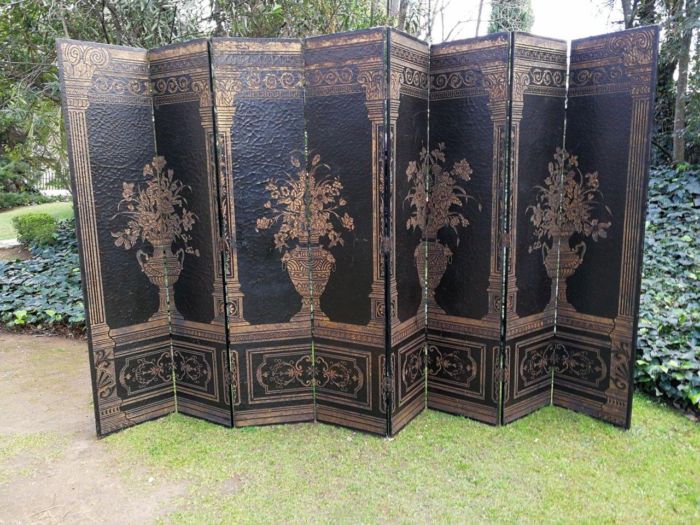 Carved And Gilt-Painted Eight-Panel Screen