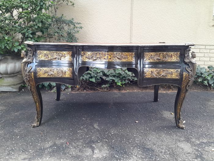 A 19th Century Circa 1850 French Louis XV-style Napoleon III Period Boulle Marquetry Bureau Plat with Burgandy Leather Writing Surface and Drawers ND - Image 4