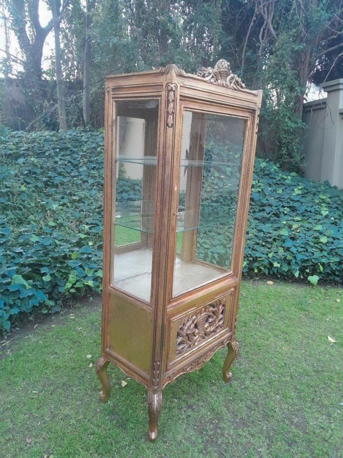 A French Louis XVI Showcase From The 1800s Gilded With Gold Leaf - Image 3