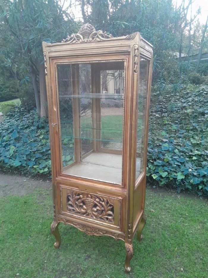 A French Louis XVI Showcase From The 1800s Gilded With Gold Leaf - Image 4