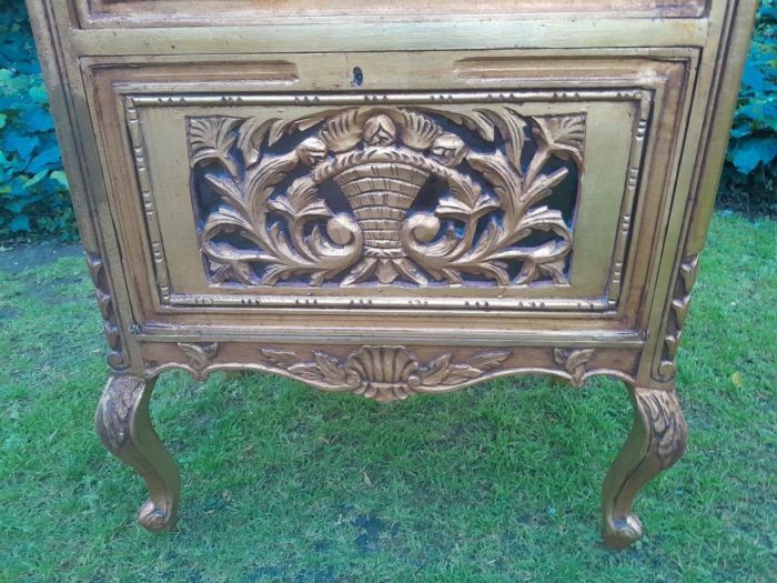 A French Louis XVI Showcase From The 1800s Gilded With Gold Leaf - Image 8