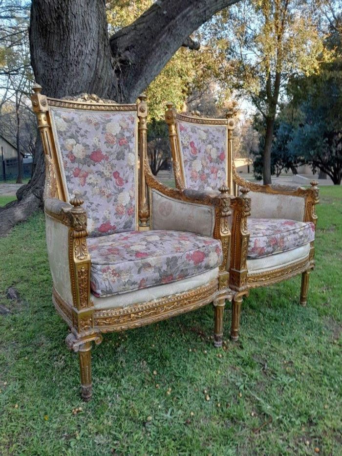 A 20th Century Pair of French Style Bergere Hand Gilded Wooden Armchairs - Image 4