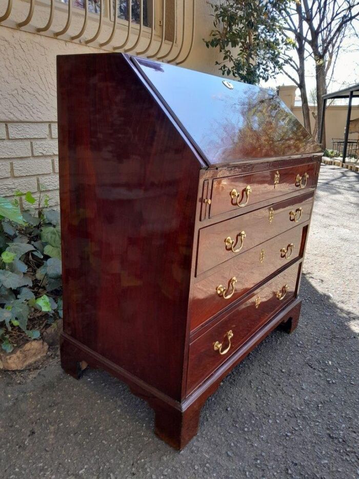A Historic Circa 1800  Antique - George III Mahogany Bureau, Provenance: Ravenswood - A Heritage house in Cape Town - Image 4