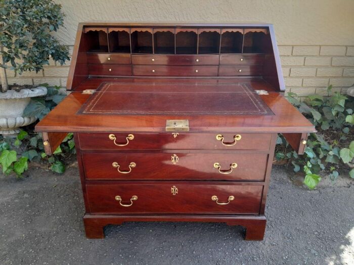 A Historic Circa 1800  Antique - George III Mahogany Bureau, Provenance: Ravenswood - A Heritage house in Cape Town - Image 5