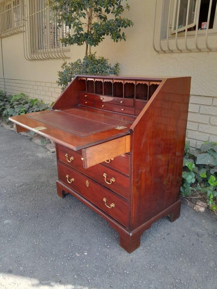 A Historic Circa 1800  Antique - George III Mahogany Bureau, Provenance: Ravenswood - A Heritage house in Cape Town - Image 6