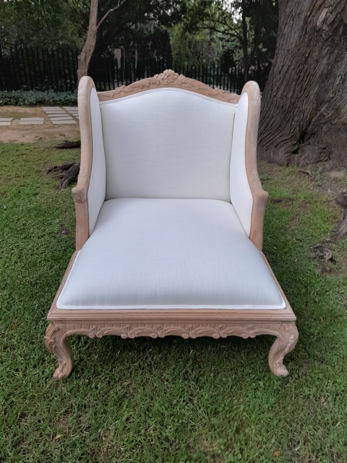 A 20th Century French Style Carved Day Bed / Chaise Longue in a Contemporary Bleached Finish and Upholstered ND - Image 3