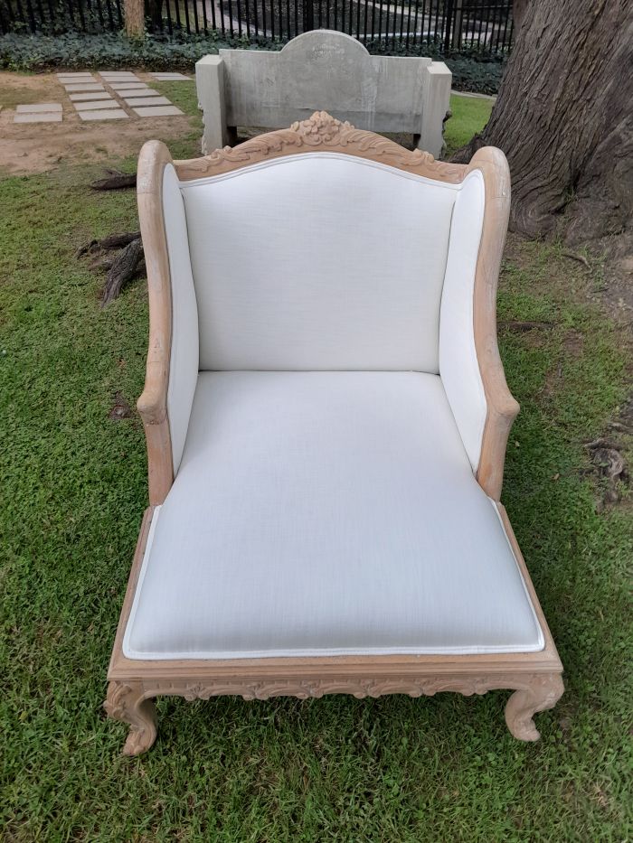 A 20th Century French Style Carved Day Bed / Chaise Longue in a Contemporary Bleached Finish and Upholstered ND - Image 4