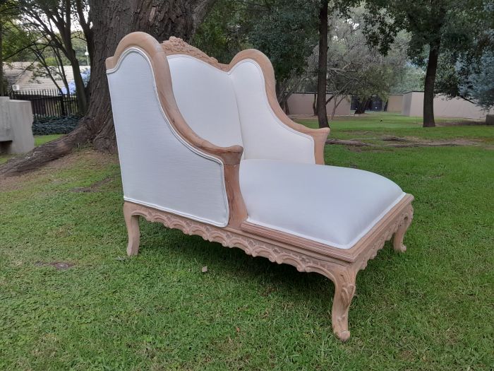 A 20th Century French Style Carved Day Bed / Chaise Longue in a Contemporary Bleached Finish and Upholstered ND - Image 5