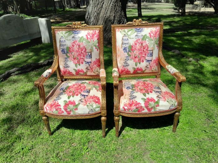 A Pair of 20th Century French Louis XVI Styled Ornately Carved and Gilded Fautelli Chairs - Image 3