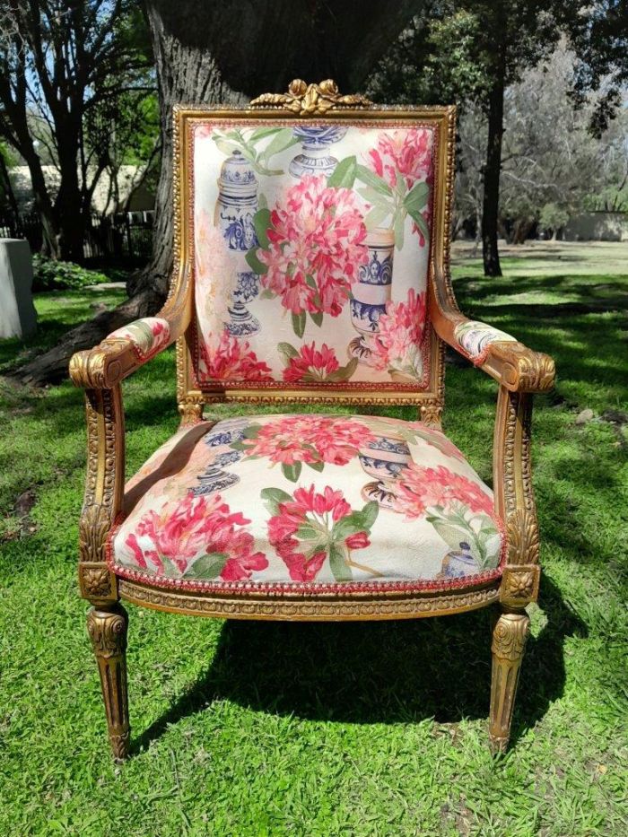 A Pair of 20th Century French Louis XVI Styled Ornately Carved and Gilded Fautelli Chairs - Image 5