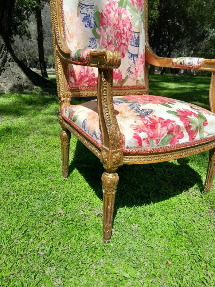 A Pair of 20th Century French Louis XVI Styled Ornately Carved and Gilded Fautelli Chairs - Image 6