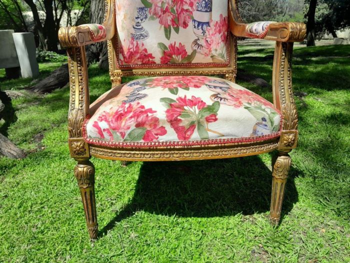 A Pair of 20th Century French Louis XVI Styled Ornately Carved and Gilded Fautelli Chairs - Image 8