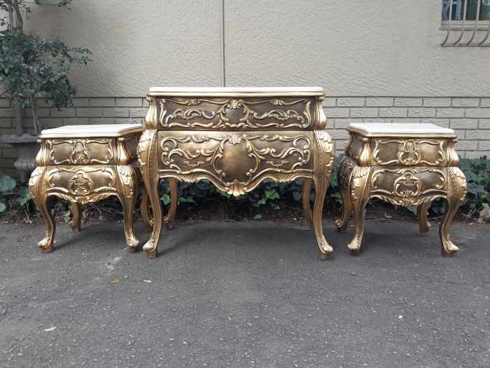 A Set of French Rococo Style Ornately Carved and Gilded Chest of Drawers and Pair of Side Tables with Marble Top - Image 2