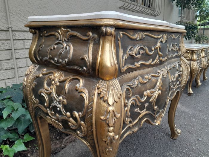 A Set of French Rococo Style Ornately Carved and Gilded Chest of Drawers and Pair of Side Tables with Marble Top - Image 6