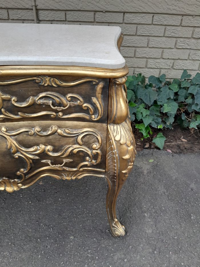 A Set of French Rococo Style Ornately Carved and Gilded Chest of Drawers and Pair of Side Tables with Marble Top - Image 7